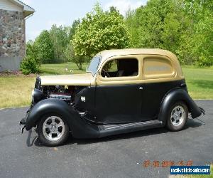 Ford: 1935 2 door slantback