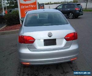 Volkswagen: Jetta BASE