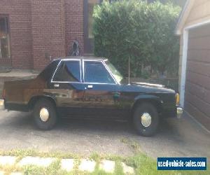 Ford: Crown Victoria Base Model