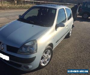  RENAULT CLIO DYNAMIQUE 1.2 16V three door in silver 2004