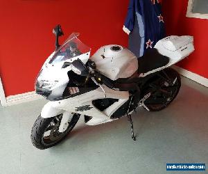 Suzuki GSXR 600 2009 Crystal White Ridden by a female