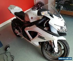 Suzuki GSXR 600 2009 Crystal White Ridden by a female