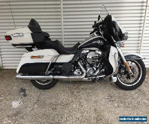 2014 Harley-Davidson FLHTCU Ultra Classic 1690cc White/Black Pearl - Stunning!