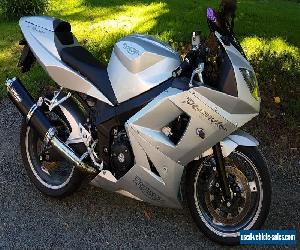 Triumph Daytona 600 motorcycle - Silver, 2005 - LOW KM, ready to ride