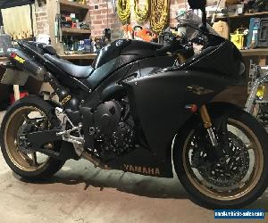 yamaha r1 in black BIG BANG version only 5800 miles